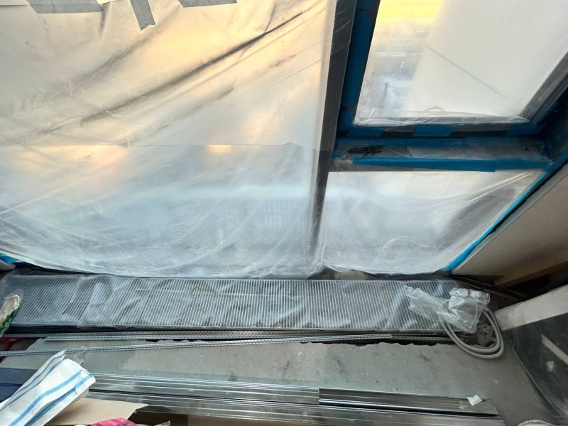 Радіатори захищені Захищені радіатори опалення плівкою під час підготовки квартири до ремонту 2026.