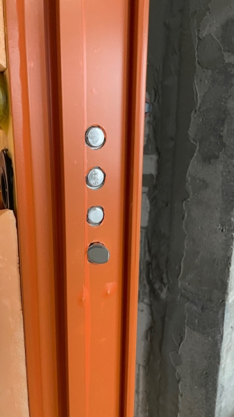 Коробка під плівкою Захищена дверна коробка плівкою під час підготовки квартири до ремонту у 2026.