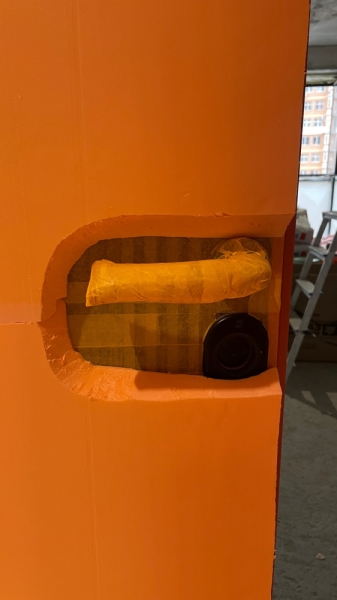 Ручка в плівці Дверна ручка обгорнута плівкою для захисту від бруду під час ремонтних робіт.