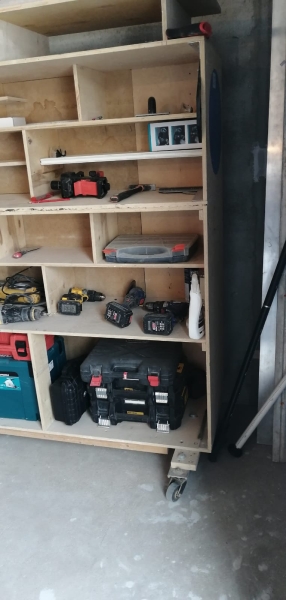 Організація простору Стелажі для зберігання інструментів та матеріалів під час ремонтних робіт.