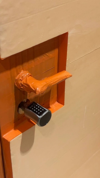 Доступ під контролем Ключниця з кодовим замком на дверях для контролю доступу під час ремонту.