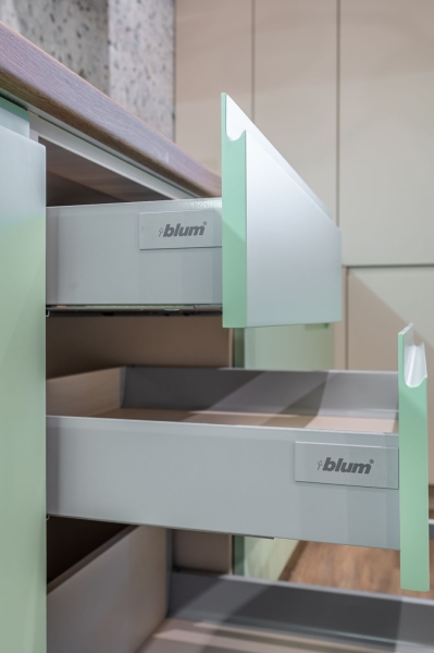 Якісна фурнітура Blum Приклад високоякісної фурнітури Blum, що гарантує довговічність та комфорт використання кухні.