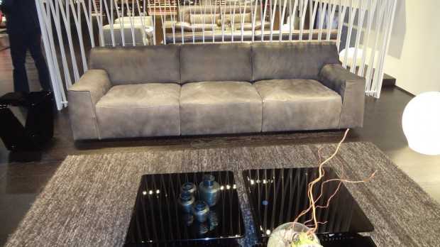 Зносостійкий сірий диван: сучасний дизайн та практичність для активного способу життя