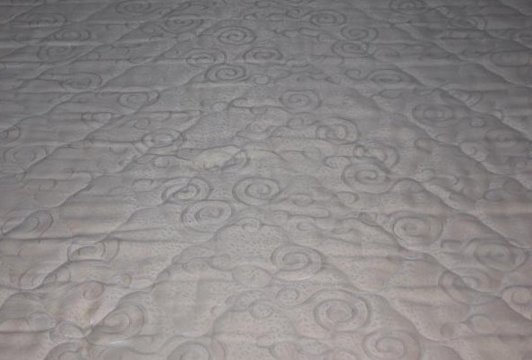 Бугриста поверхня матраца Нерівна поверхня матраца може свідчити про його низьку якість та проблеми зі сном.