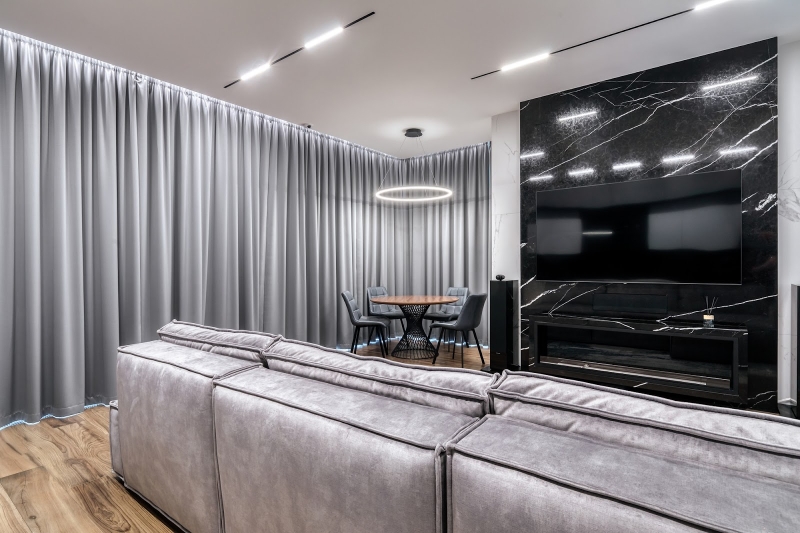 Розкішні штори у вітальні Широкі штори у вітальні, що утворюють красиві складки, створюють атмосферу розкоші та комфорту.