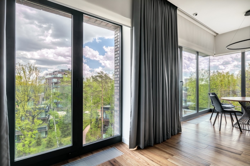 Сучасні короткі штори Штори, що не торкаються підлоги, виглядають сучасно та мінімалістично, полегшуючи прибирання.