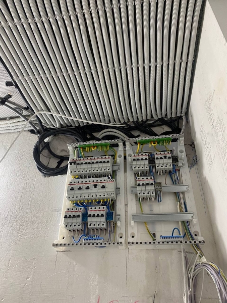 Прокладка електрокабелю Електричні кабелі, акуратно прокладені по стелі в гофротрубі