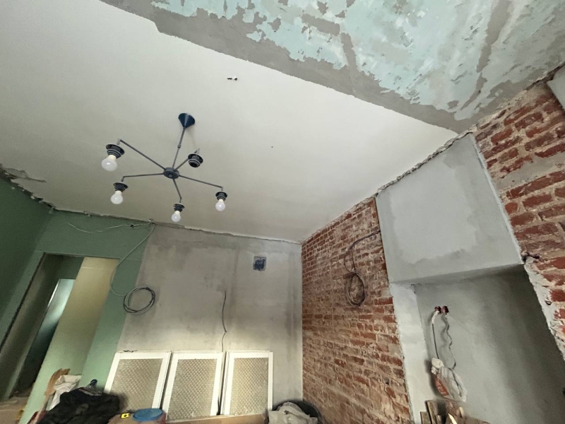 Демонтаж та підготовка Демонтаж старих покриттів та перегородок у квартирі старого фонду