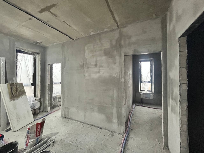 Штукатурка стін Процес нанесення штукатурки на стіни для вирівнювання під фінішне оздоблення