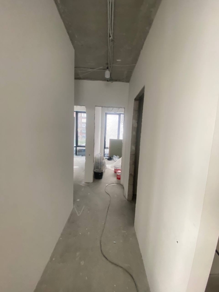 Штукатурка сохне Стіни після штукатурки, що поступово висихають, готові до наступних етапів