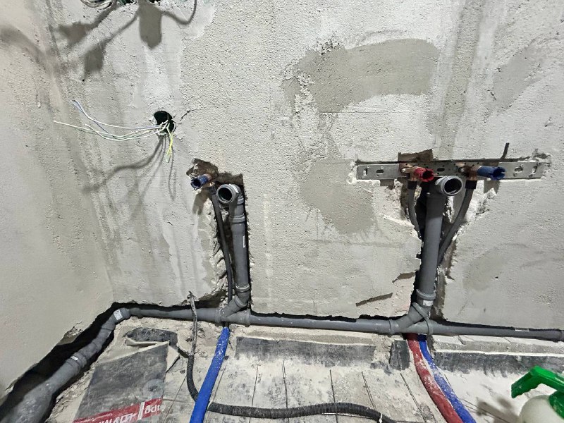 Контроль розеток та сантехніки Дизайнер контролює чорнові роботи: перевірка розташування розеток та сантехніки в новобудові.