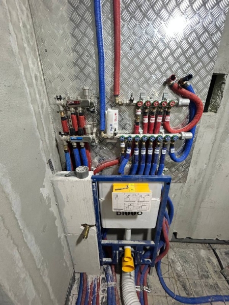 Сантехнічні вузли Встановлена інсталяція для унітазу та колектор водопостачання – сантехнічні роботи