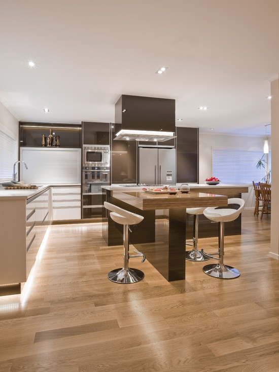 Кухні з мультиплексу Інтер'єр кухні 2026: використання мультиплексу в дизайні шаф та стільниць.