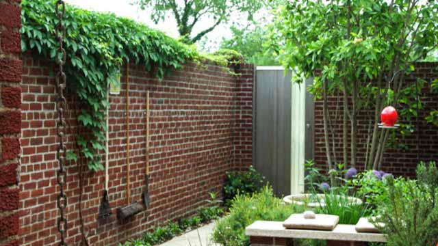 Фортеця на дачі Масивний цегляний паркан для надійного захисту дачної ділянки в 2026 році