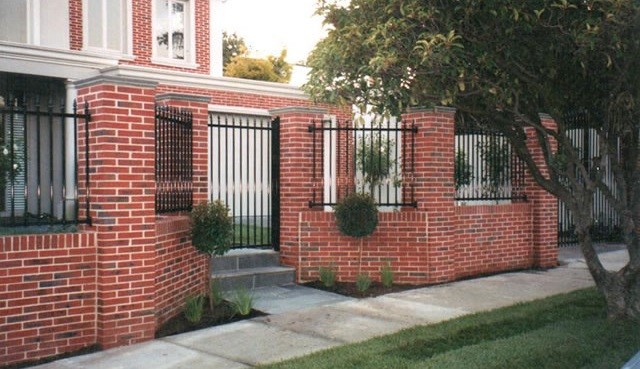 Елегантний захист Елегантний цегляний паркан з кованими елементами для дачі: стиль та безпека 2026