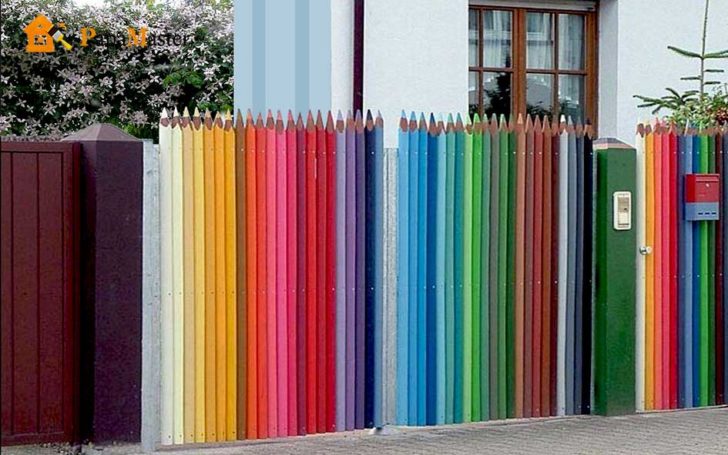 Кольоровий дерев'яний паркан Різнокольоровий дерев'яний паркан для дачі: яскравий дизайн та креативність у 2026 році