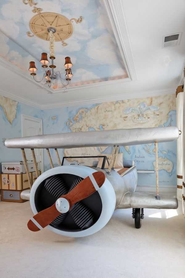 Карта-шпалери вдома Велика карта світу в інтер'єрі вітальні, декор з картами-шпалерами.