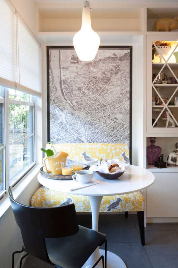 Карта в галереї Карта як частина галереї на стіні: стильний акцент в інтер'єрі вітальні.