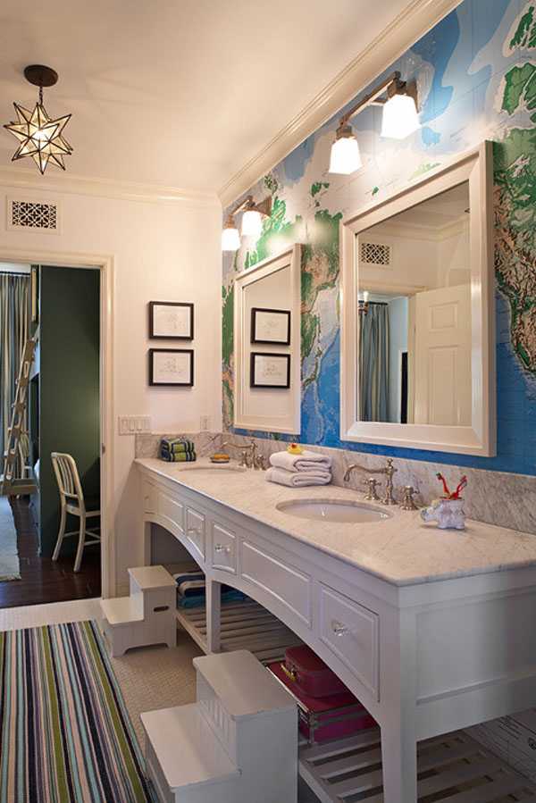 Карта в мінімалізмі Карта світу в рамці як стильний елемент декору вітальні в мінімалістичному стилі.