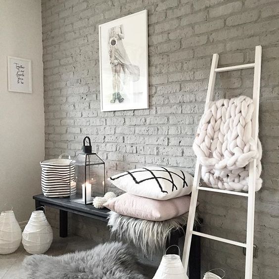 Стиль лофт вдома Сучасна вітальня з плиткою під цеглу на стіні, що додає індустріального шарму простору.