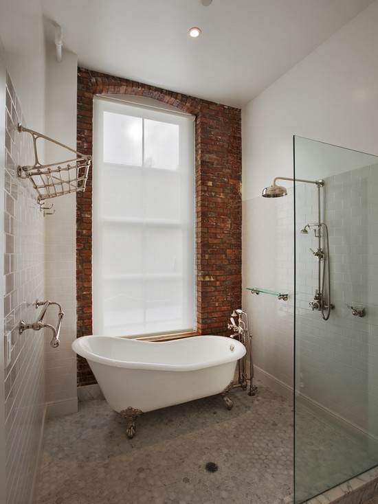 Цегляна стіна: акцент у ванній Одна стіна у ванній кімнаті оздоблена декоративною цегляною кладкою, тренд 2026