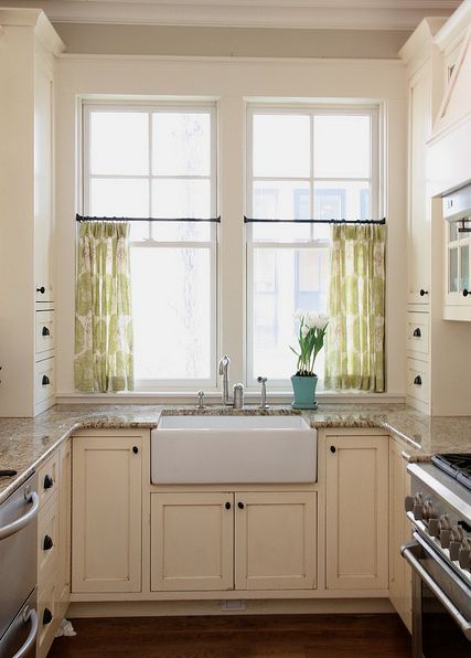 Практичність на кухні Практичні короткі штори на кухню: стильний елемент сучасного дизайну 2026 року.