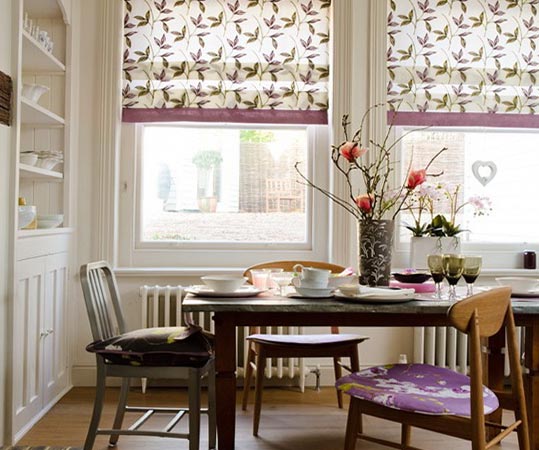 Яскравий акцент кухні Яскраві короткі штори як акцент в інтер'єрі кухні. Сучасний дизайн 2026.