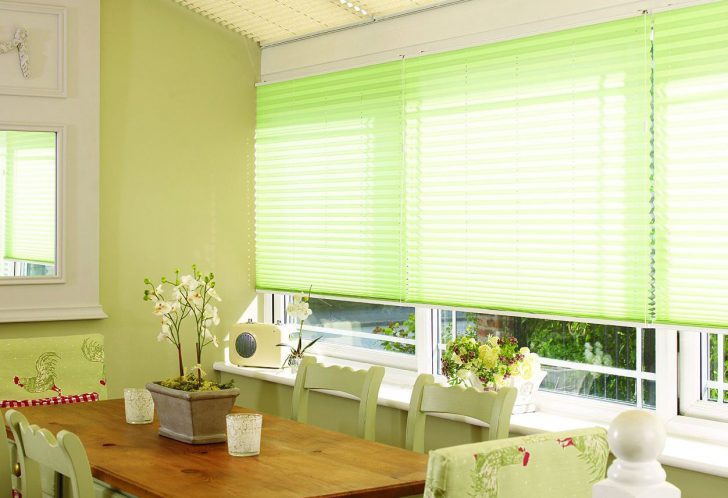 Жалюзі-плісе: витонченість Витончені жалюзі-плісе для кухонного вікна: елегантний захист від сонця та стильний декор.