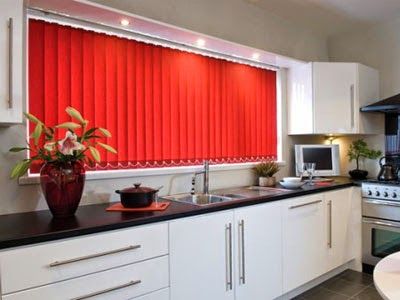 Контрастні жалюзі Вертикальні жалюзі контрастного кольору на кухні: стильний акцент та практичний захист від сонця.