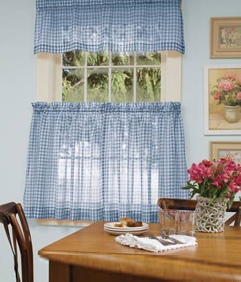 Короткі штори: стиль Панельні короткі штори в два ряди на сучасній кухні, візуальне збільшення простору.