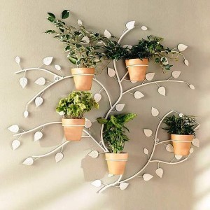 Квітковий оазис Кована підставка з квітами на терасі, створює затишний куточок для відпочинку.