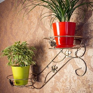 Світла елегантність Біла кована підставка для квітів в світлому інтер'єрі, підкреслює ніжність квітів.