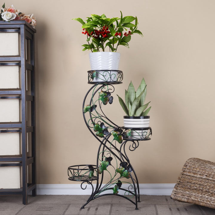 Квіти в малому просторі Витончена кована підставка для квітів, ідеальна для невеликої квартири, з рослинами.