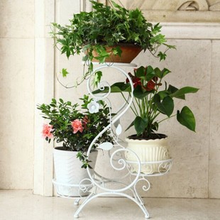 Ковані підставки: елегантність і квіти Ковані підставки для квітів в інтер'єрі, створюють елегантний куточок зелені в домі.