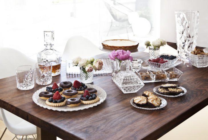 Елегантний кухонний посуд Різноманітний посуд для кухні: керамічний, скляний, порцеляновий та металевий на кухонному столі