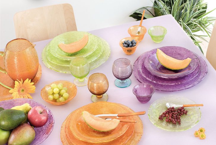 Вишуканий посуд для дому Гарний посуд для кухні з порцеляни та скла на білому столі