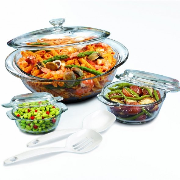 Скляний посуд: прозорий стиль Елегантний скляний посуд для кухні на дерев'яній стільниці