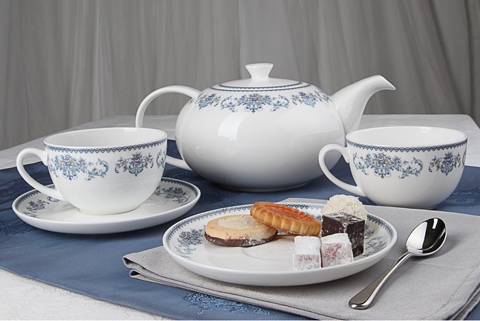 Кухонний сервіз: стиль та якість Набір кухонного посуду з порцеляни та кераміки на світлому фоні