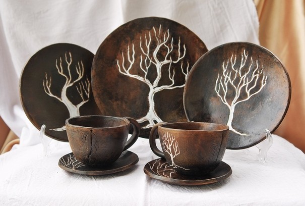 Елегантний посуд Набір красивого посуду для кухні: білі тарілки різних розмірів, склянки на світлій стільниці.