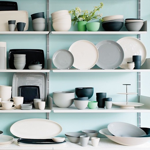 Компактний посуд Посуд для маленької кухні: компактний набір тарілок, чашок та мисок на столі.