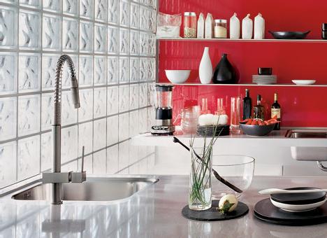 Етнічний колорит Посуд в етнічному стилі: різнокольорові тарілки, глечики та миски на дерев'яному столі.