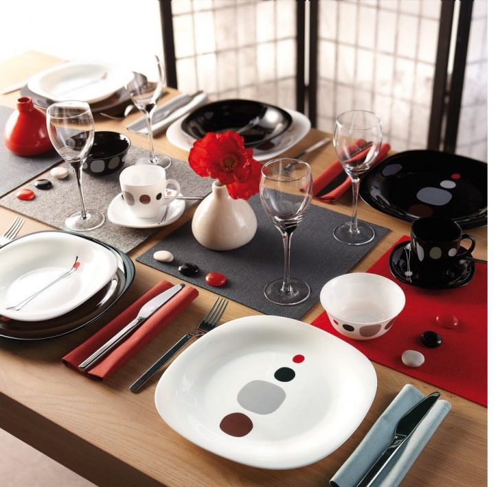 Сучасна кераміка Стильний керамічний посуд для кухні: тарілки, чашки, салатники на білому фоні.