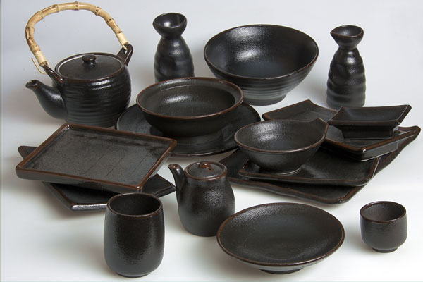 Декор посудом Декоративний посуд для кухні: скляні вази з фруктами та керамічні тарілки на столі.