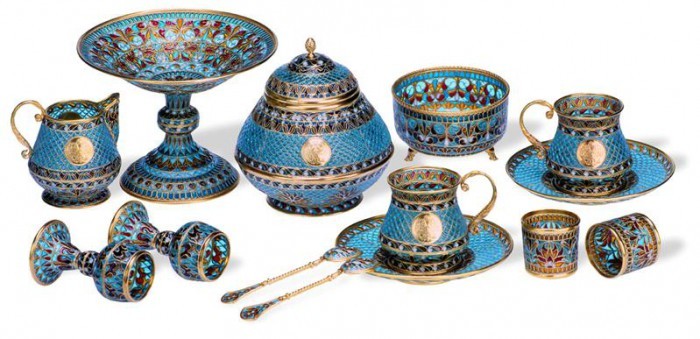 Мінімалізм в посуді Сучасний посуд для кухні: мінімалістичні тарілки, чашки та столові прибори на столі.