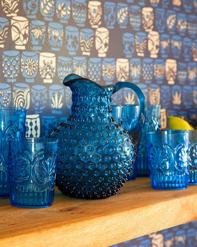 Тренди 2026 Керамічний посуд 2026: стильні тарілки, миски та чашки з сучасним дизайном на столі.