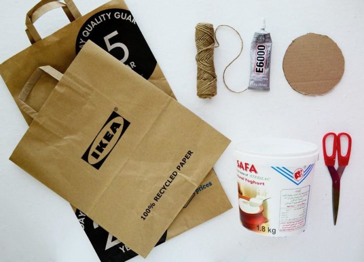 Матеріали для кашпо Різнокольорові паперові пакети, підготовлені для створення оригінального кашпо.