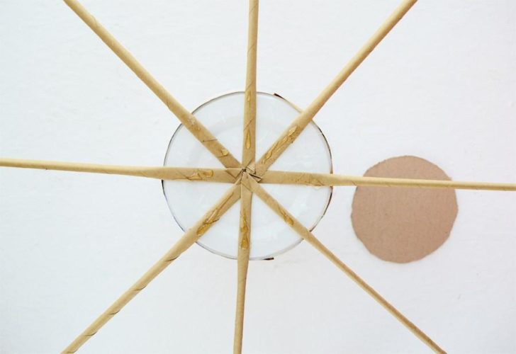 Приклеювання трубочок Клейове з'єднання підготовлених паперових трубочок до основи ємності.