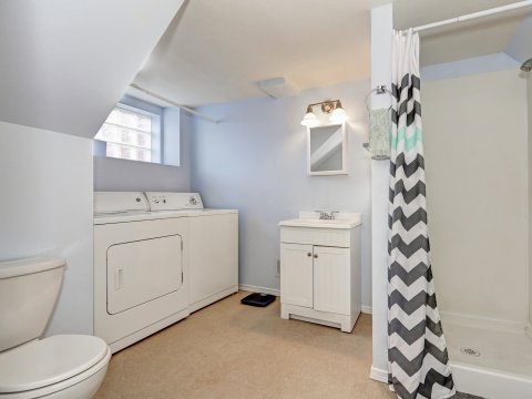 Вологостійка фарба: захист Сучасна вологостійка фарба для ванної кімнати: захист від грибка та плісняви.