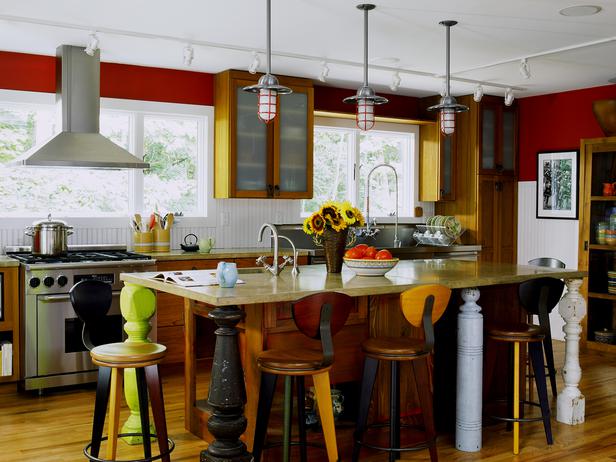 Жовто-червона кухня Поєднання жовтого та червоного кольору на витягнутій кухні: оптимістичний дизайн