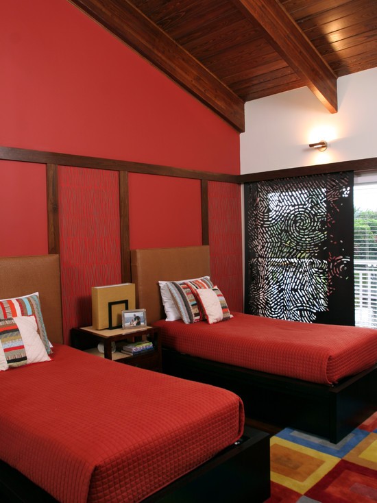 Інтер'єр червоної спальні з елементами східного стилю та м'яким освітленням